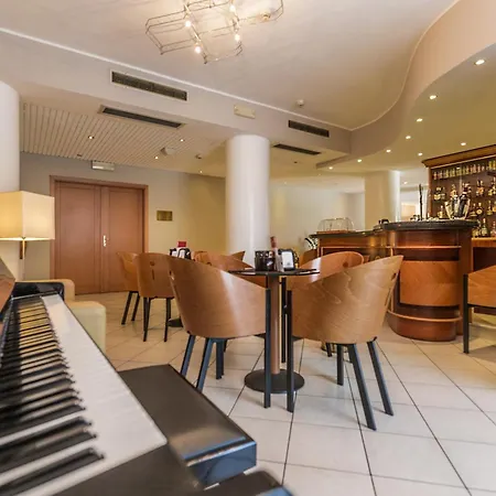 Отель Una Hotels Occhiobello