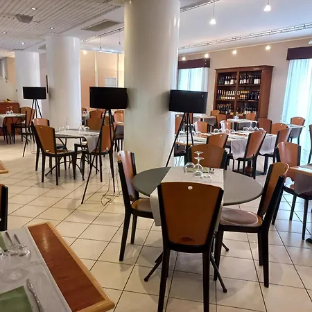 Una Hotels Occhiobello Отель 4*