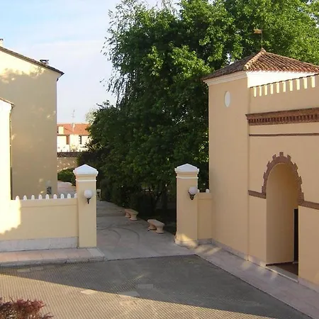 Отель Una Hotels Occhiobello 4*