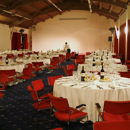 מלון Una Hotels Occhiobello 4*